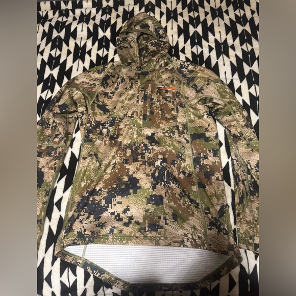 Men’s 1/2 zip Sitka Hoodie - Picture 1 of 3